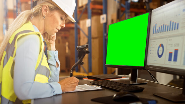 screen-in-warehouse-software-woman